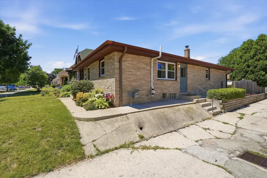 3956 E Edgerton Ave, Cudahy, WI 53110 - #3