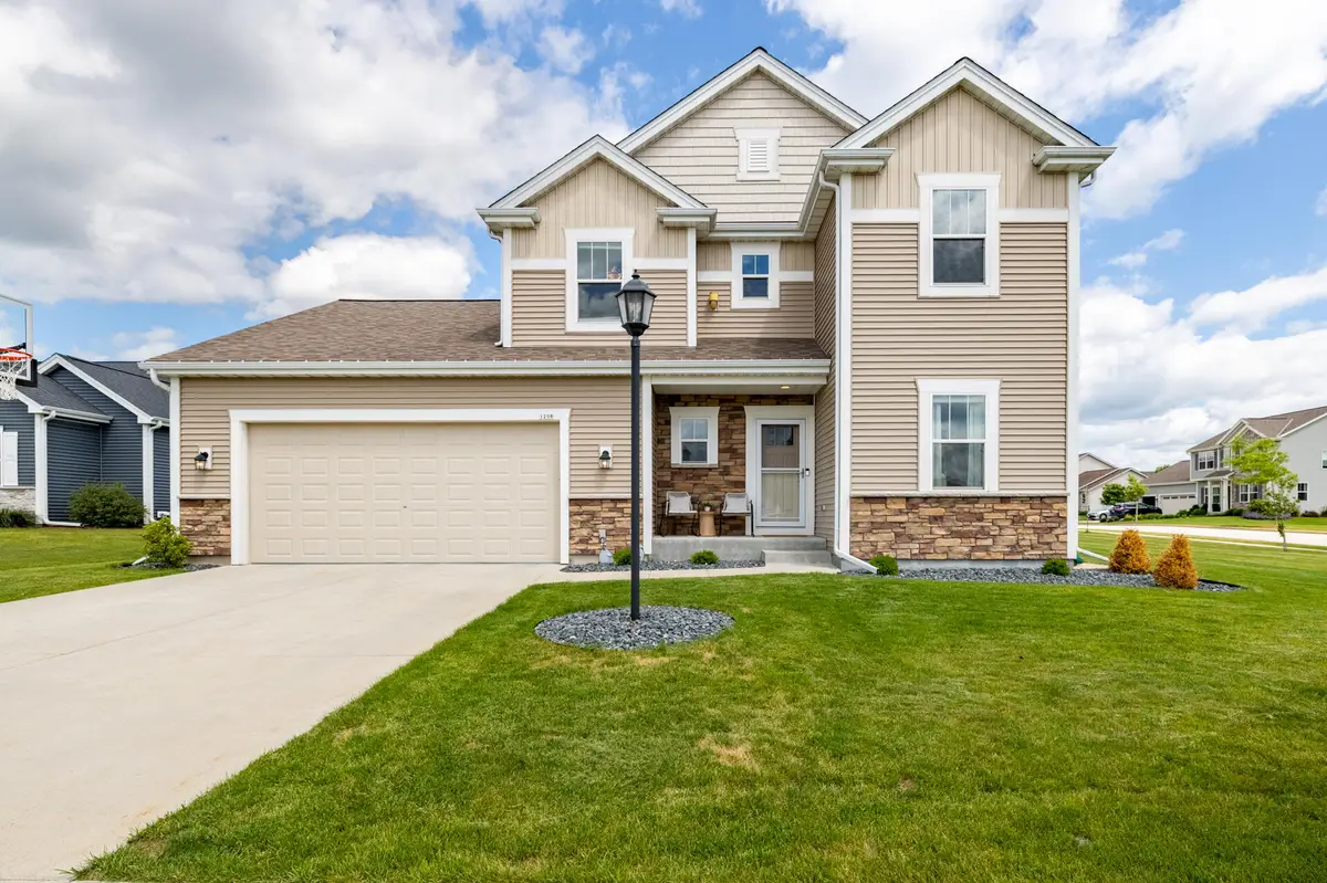 1298 Juniper Ln, Oconomowoc, WI 53066 - #1