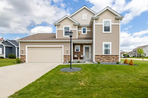 1298 Juniper Ln, Oconomowoc, WI 53066