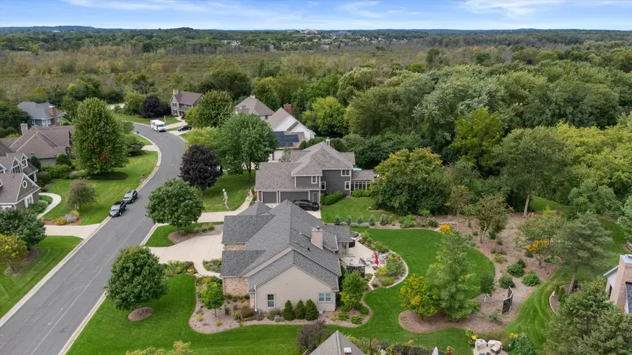 N74W16142 Stonewood Dr, Menomonee Falls, WI 53051 - #2