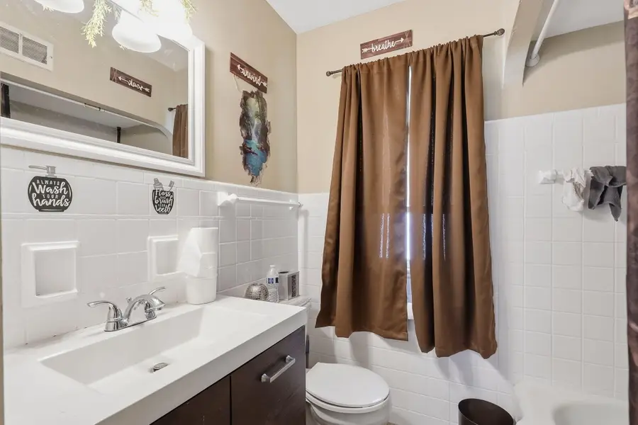 5800 W Vienna Ave, Milwaukee, WI 53216 - #3