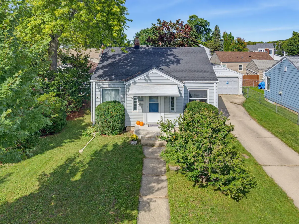 325 E Gauer Cir, Milwaukee, WI 53207 - #1