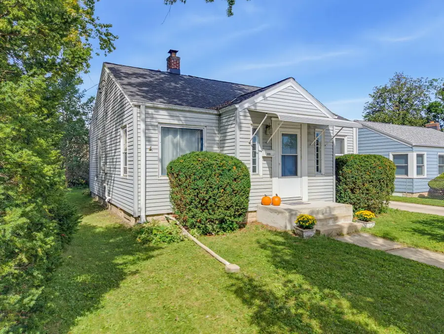 325 E Gauer Cir, Milwaukee, WI 53207 - #2