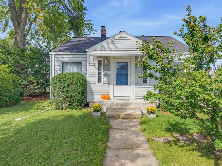 325 E Gauer Cir, Milwaukee, WI 53207 - #3