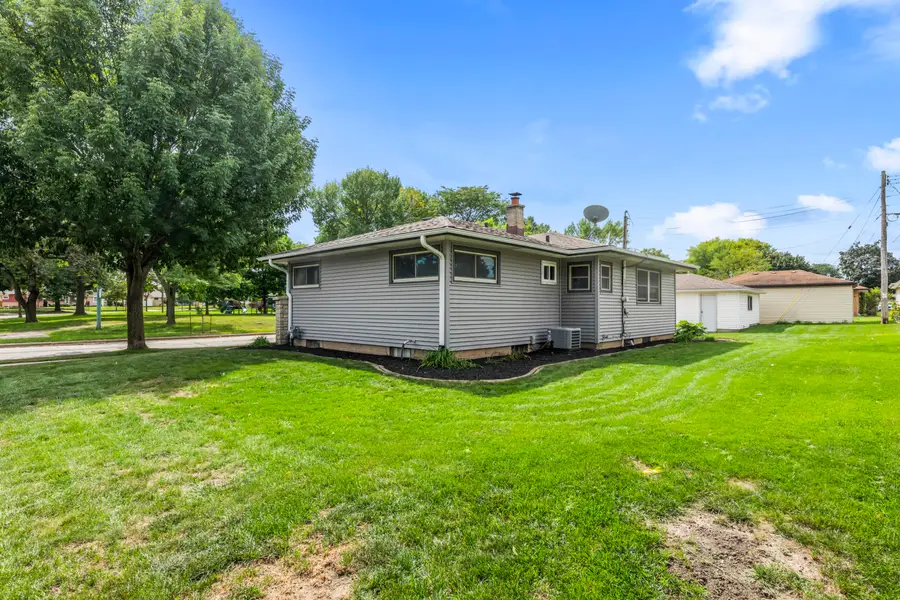 7306 W River Bend Dr, Milwaukee, WI 53219 - #2