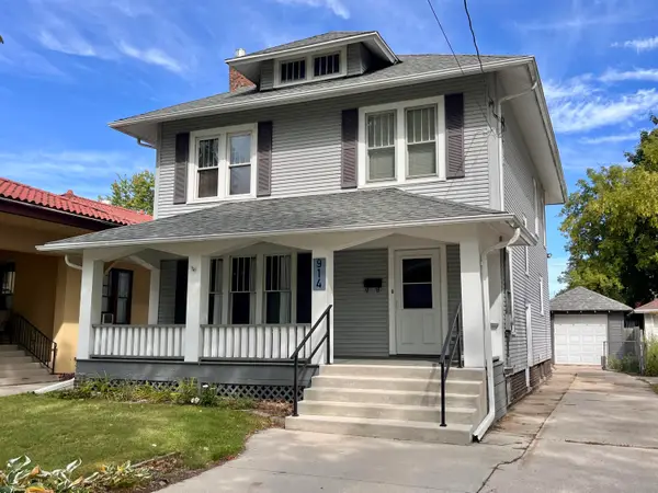 914 St Clair St, Manitowoc, WI 54220