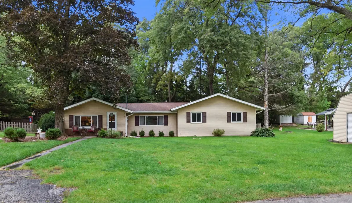 915 Bayview Ave, Twin Lakes, WI 53181 - #1