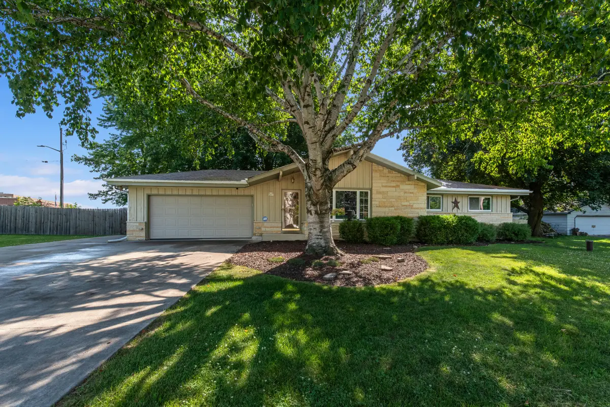 W128N8518 Revere Rd, Menomonee Falls, WI 53051 - #1
