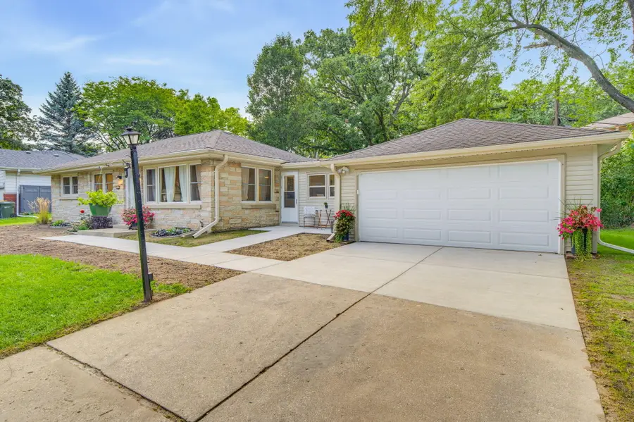 3285 N Knoll Blvd, Wauwatosa, WI 53222 - #2