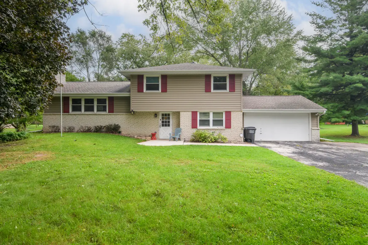 W276N1606 Spring Creek Dr, Pewaukee, WI 53072 - #1