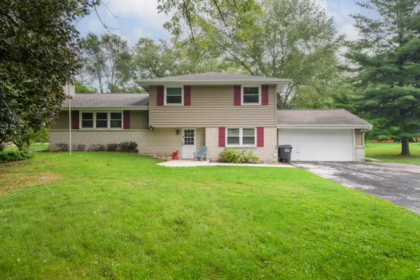 W276N1606 Spring Creek Dr, Pewaukee, WI 53072