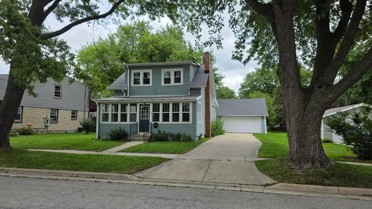 29 S Locust St, Oconomowoc, WI 53066 - #1
