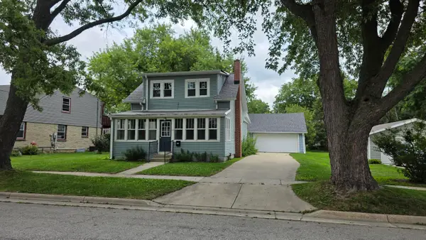 29 S Locust St, Oconomowoc, WI 53066