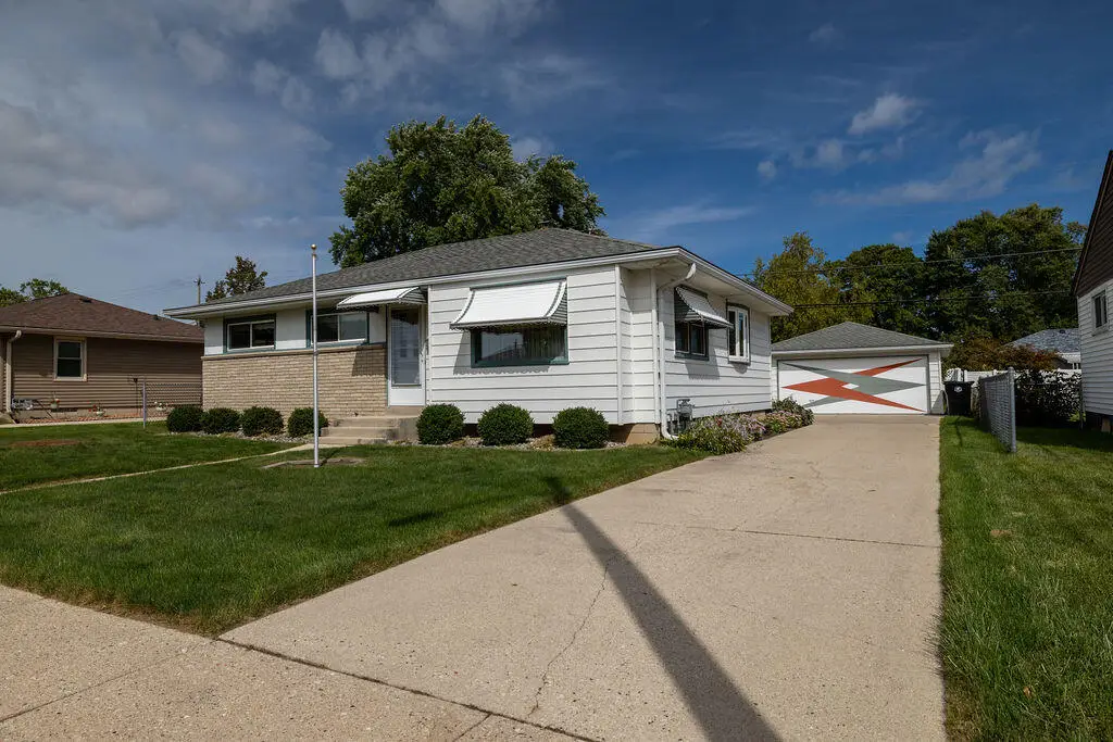 3828 E Van Eimeren Ave, Cudahy, WI 53110 - #1