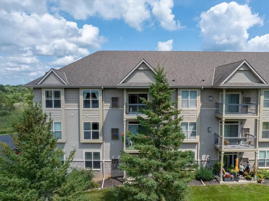 230 Hilldale Dr, Hartford, WI 53027 - #3