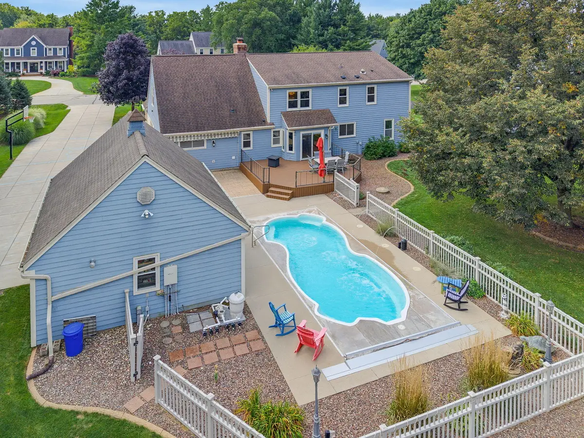149 Hickory Dr, Delafield, WI 53018 - #1