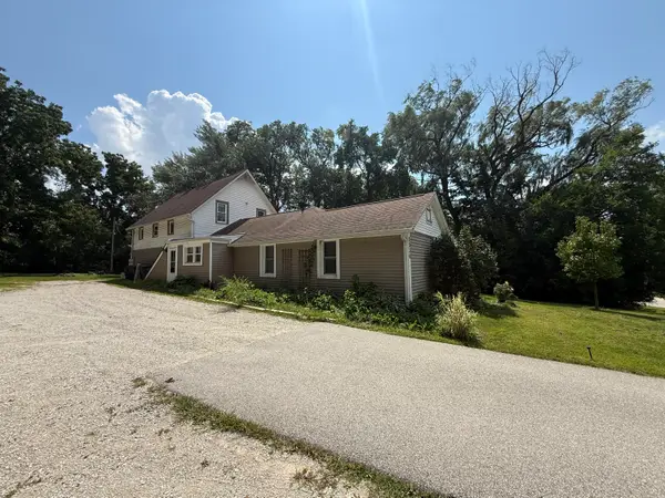 5036 S 92nd St, Greenfield, WI 53228