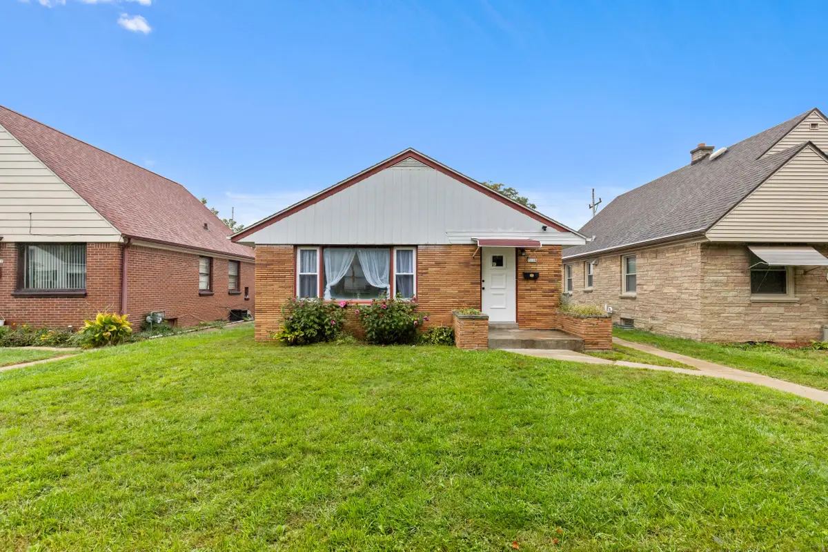 7118 W Medford Ave, Milwaukee, WI 53218 - #1
