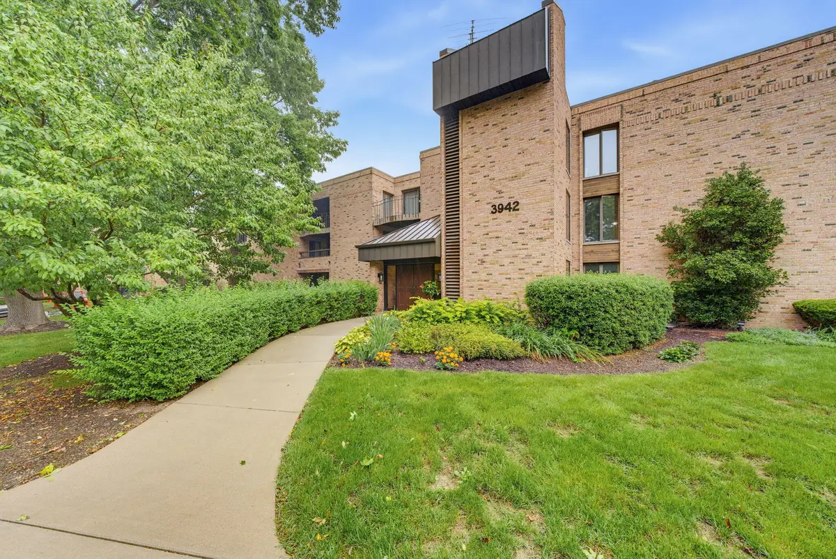 3942 N Oakland Ave, Shorewood, WI 53211 - #1