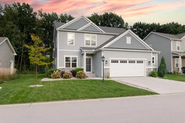 516 Wild Oak Rd, Hartland, WI 53029