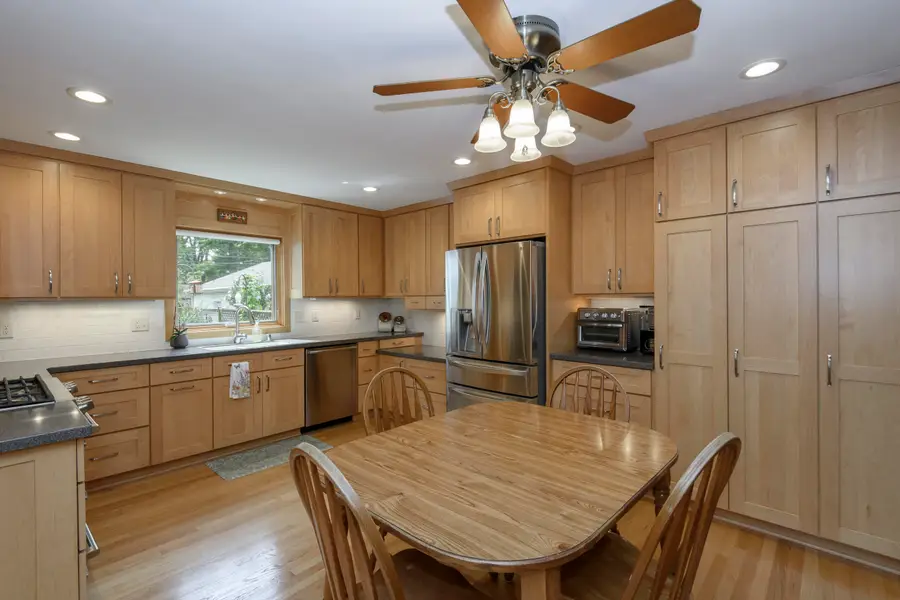 147 W Laflin Ave, Waukesha, WI 53186 - #3