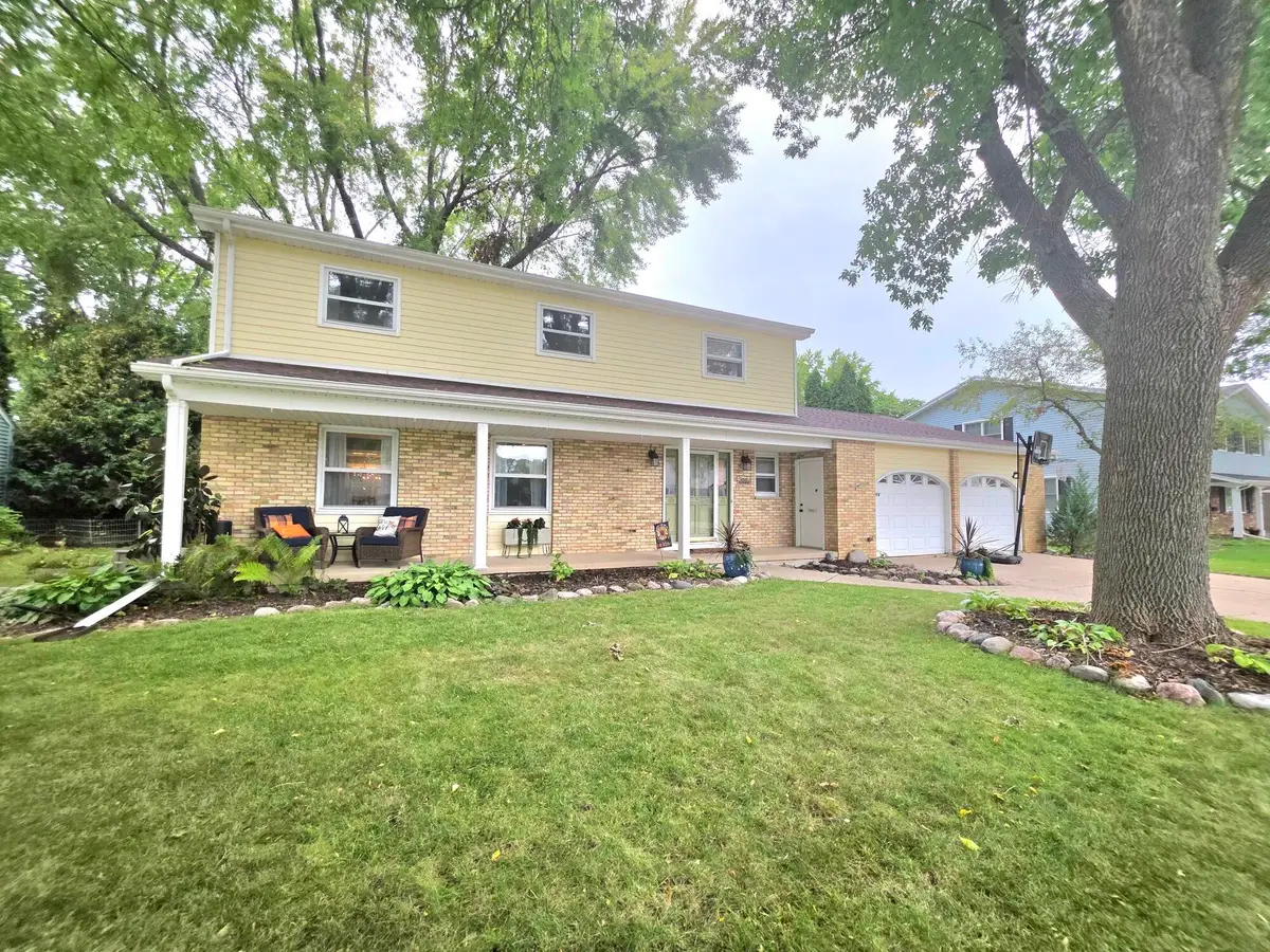 566 Riford Rd, Neenah, WI 54956 - #1
