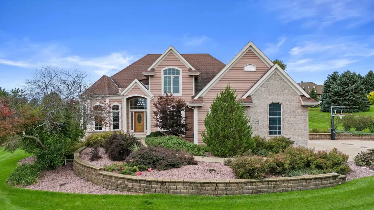 W287N921 Bedouin Ct, Delafield, WI 53188 - #1