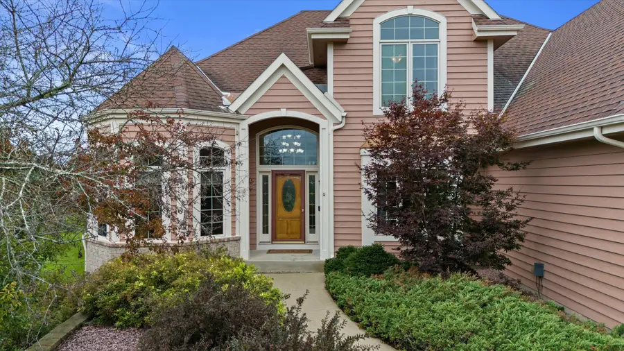 W287N921 Bedouin Ct, Delafield, WI 53188 - #2