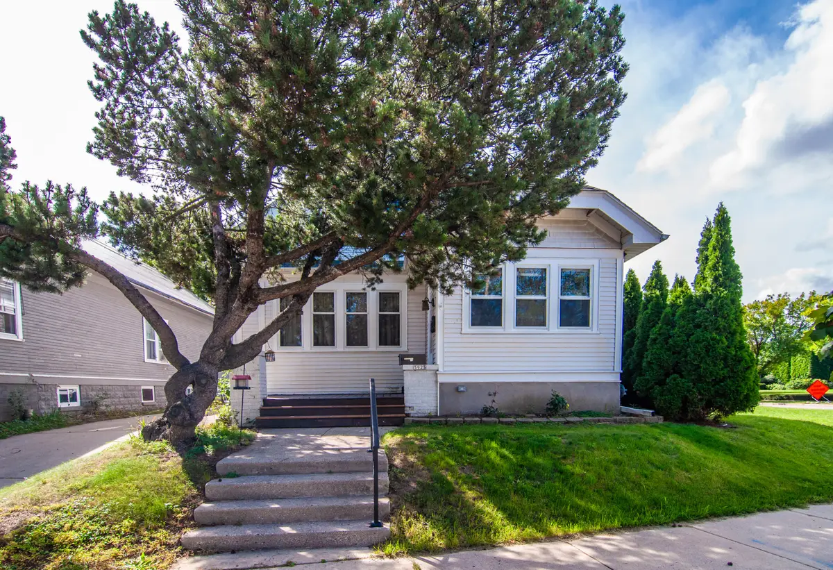 5925 W Lloyd St, Milwaukee, WI 53208 - #1