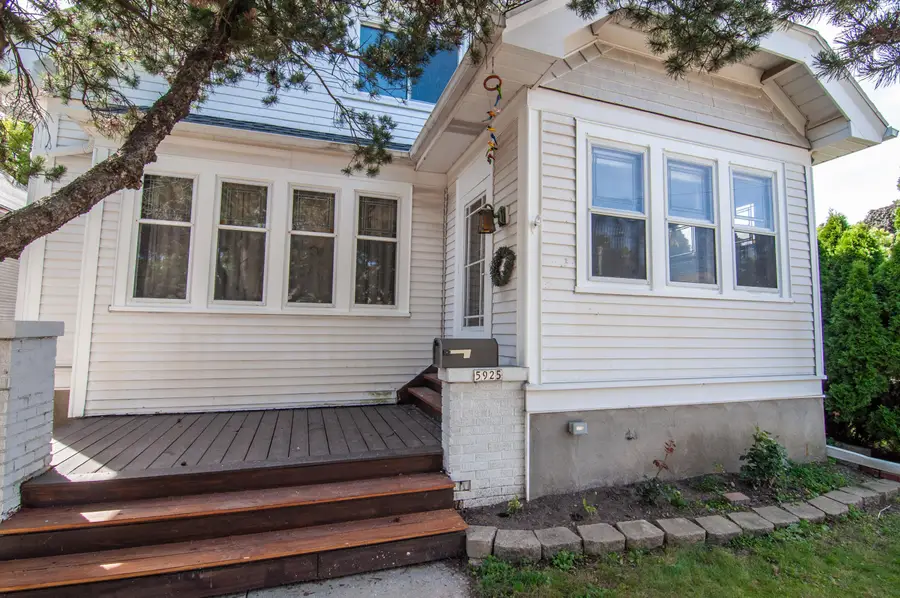 5925 W Lloyd St, Milwaukee, WI 53208 - #2