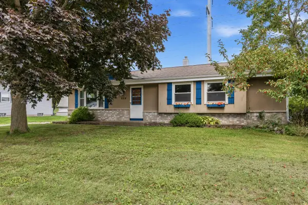 624 W Deer Pass Rd, Saukville, WI 53080