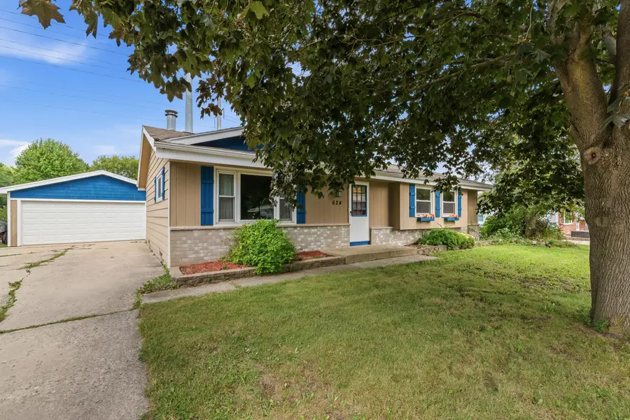 624 Deer Pass Rd, Saukville, WI 53080 - #2