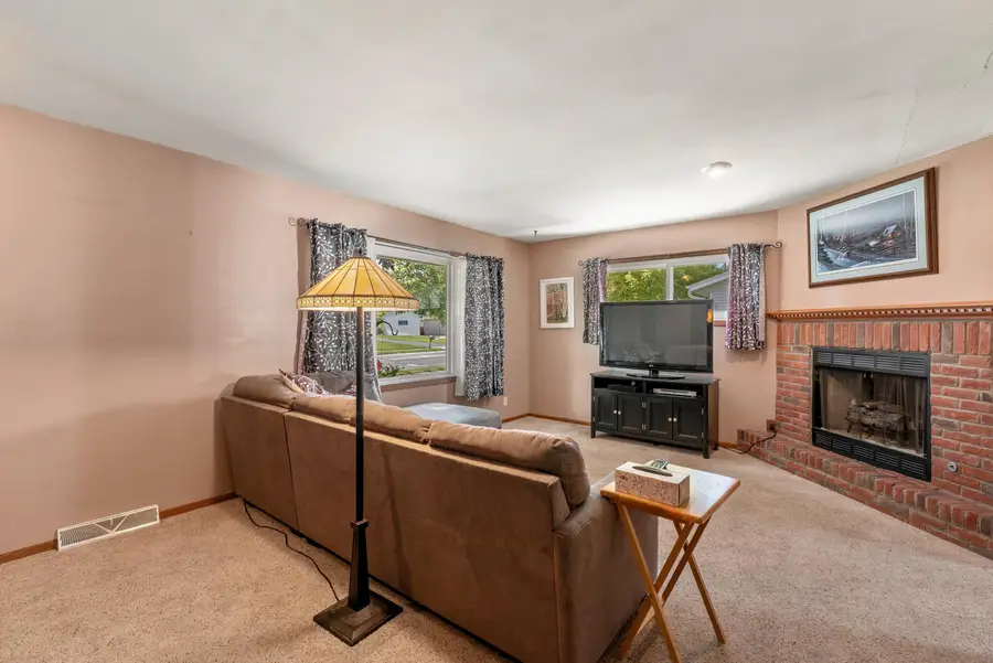 624 Deer Pass Rd, Saukville, WI 53080 - #3