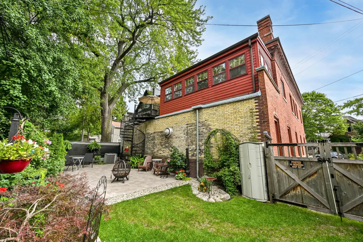 1569 N Warren Ave, Milwaukee, WI 53202 - #1