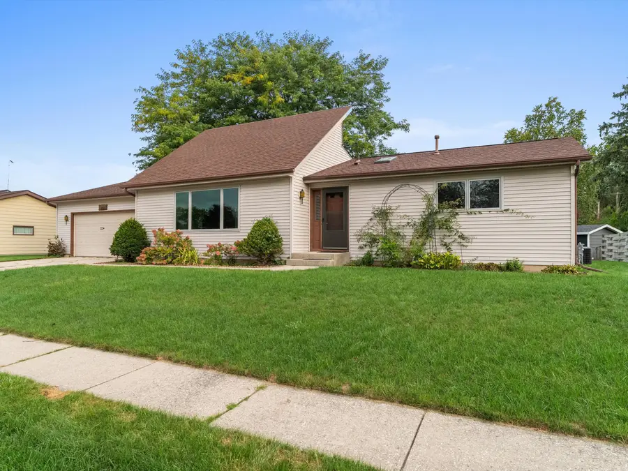 1378 Irving Cir, Manitowoc, WI 54220 - #3