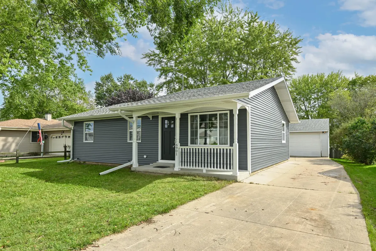6901 Middle Rd, Caledonia, WI 53402 - #1