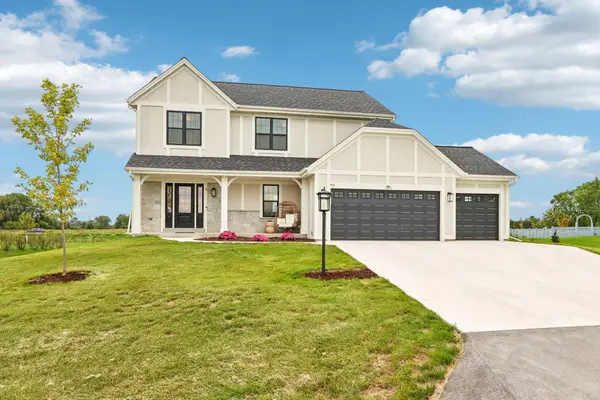 614 Twin Creeks Dr, Dousman, WI 53118