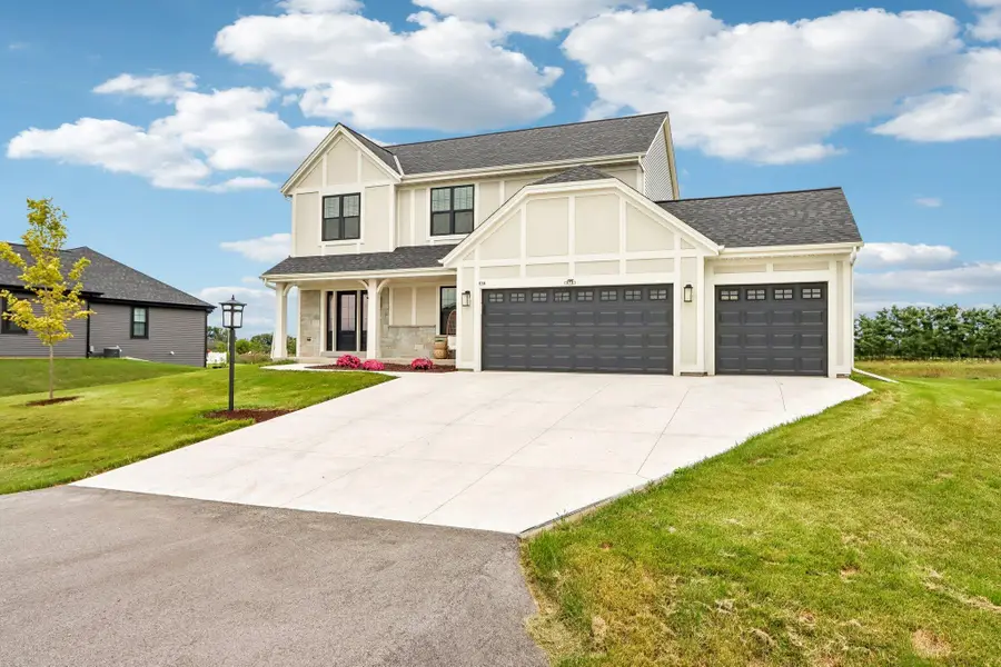 614 Twin Creeks Dr, Dousman, WI 53118 - #2