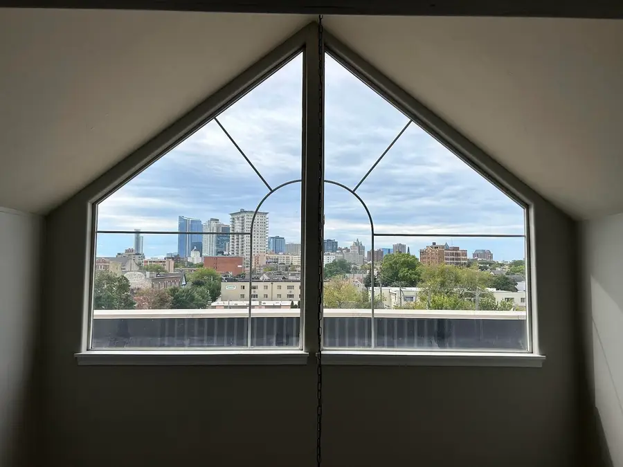 1619 N Farwell Ave, Milwaukee, WI 53202 - #3