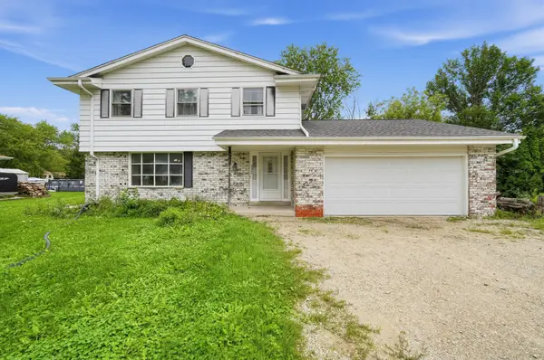 5320 S Tuckaway Dr, Greenfield, WI 53221