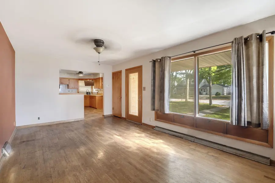 949 W Plainfield Ave, Milwaukee, WI 53221 - #3