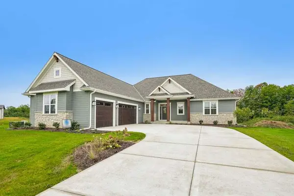 N51W18847 Quietwood Dr, Menomonee Falls, WI 53051