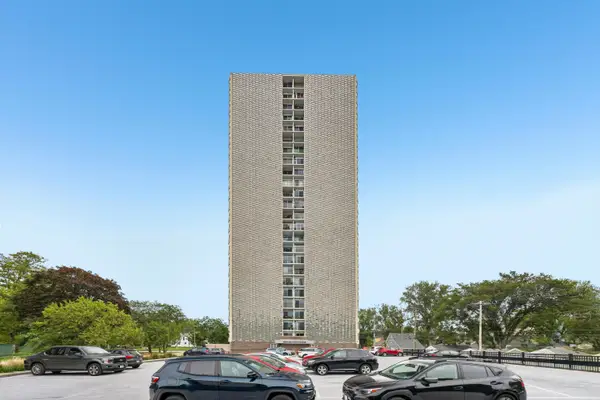 2525 S Shore Dr, Milwaukee, WI 53207