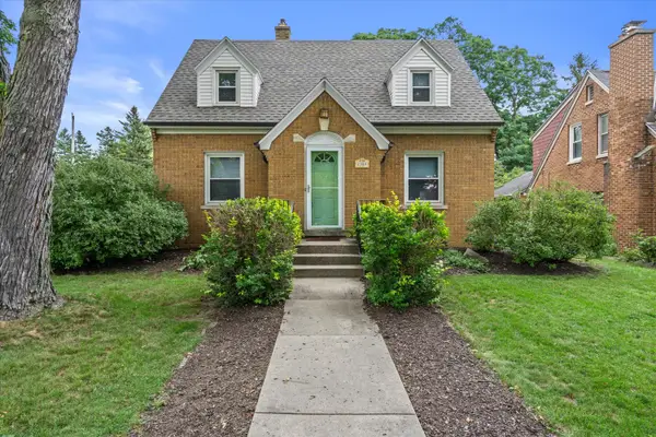 2380 N 115th St, Wauwatosa, WI 53226