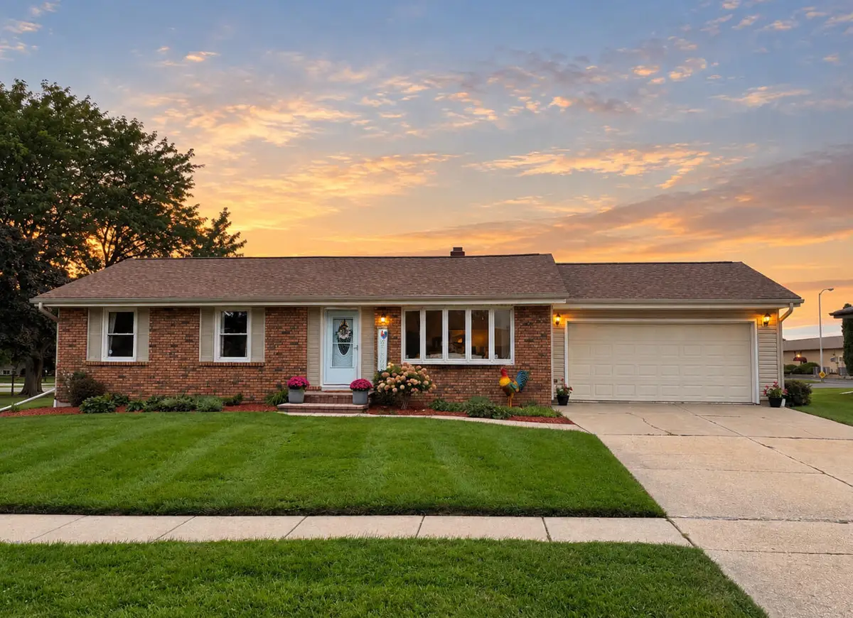 512 Westview Ave, Clinton, WI 53525 - #1