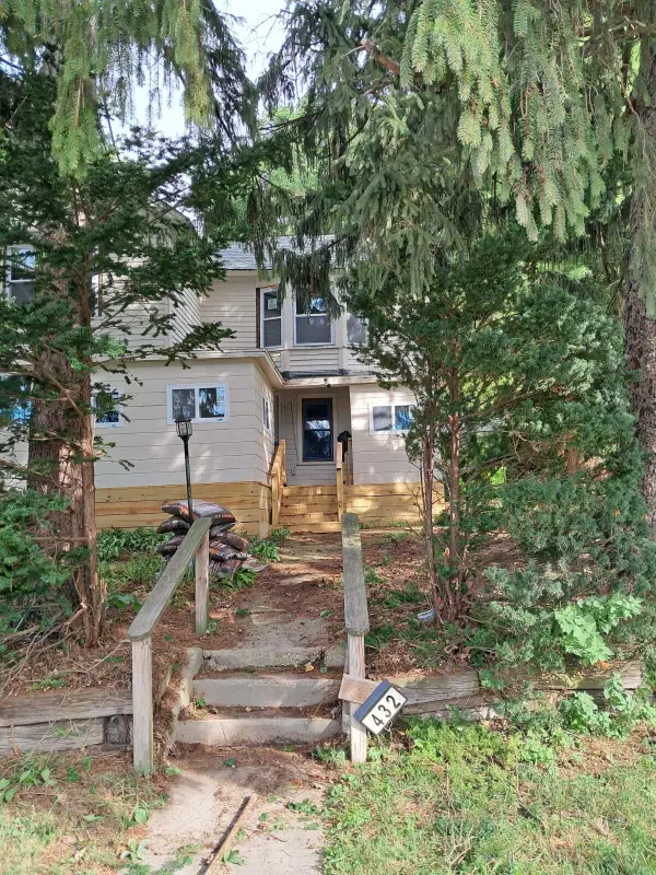 432 W Capitol Dr, Hartland, WI 53209