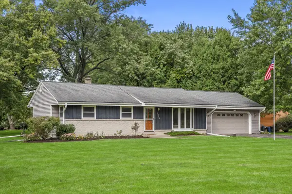 3275 S Thornapple Ln, New Berlin, WI 53146