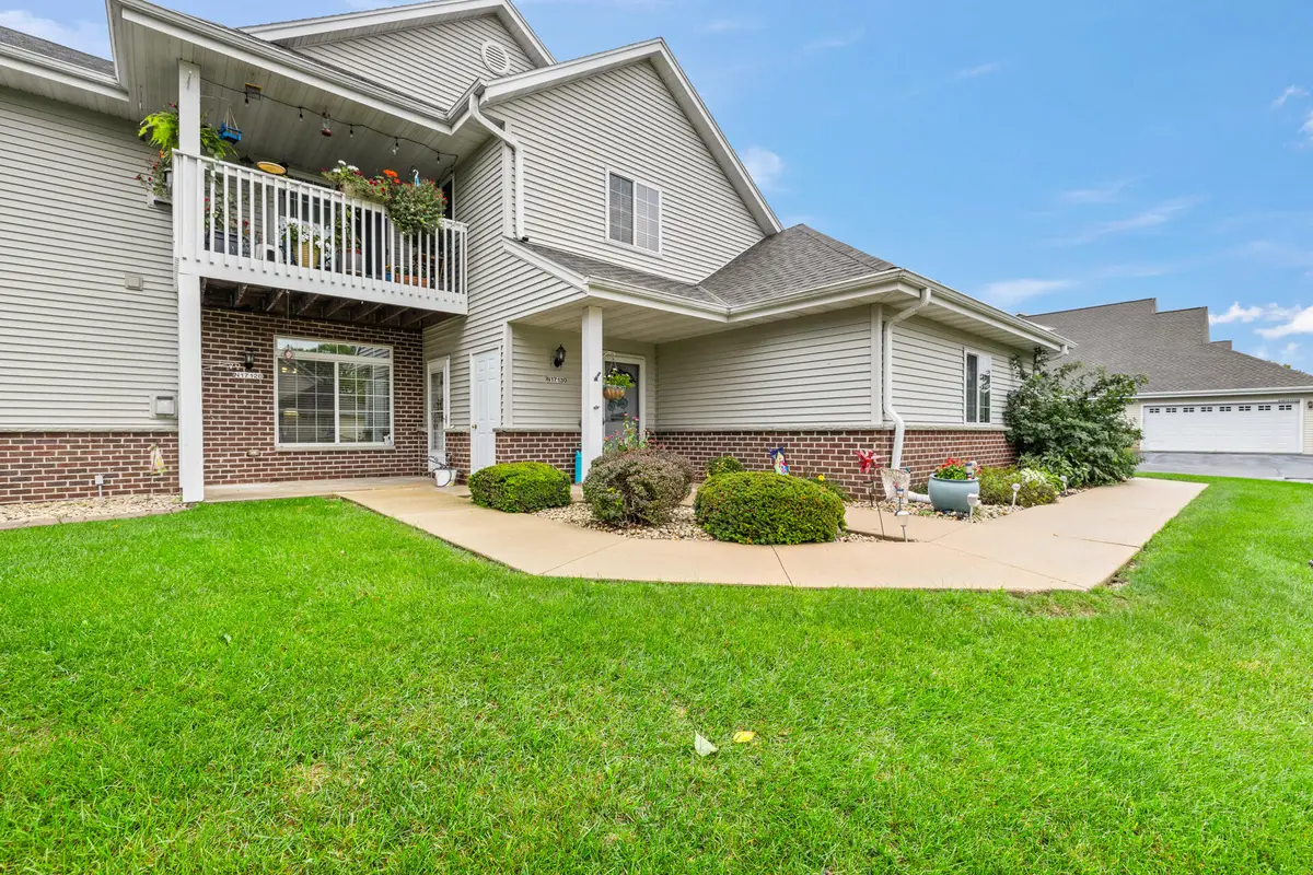 W197N17128 Stonewall Dr, Jackson, WI 53037 - #1
