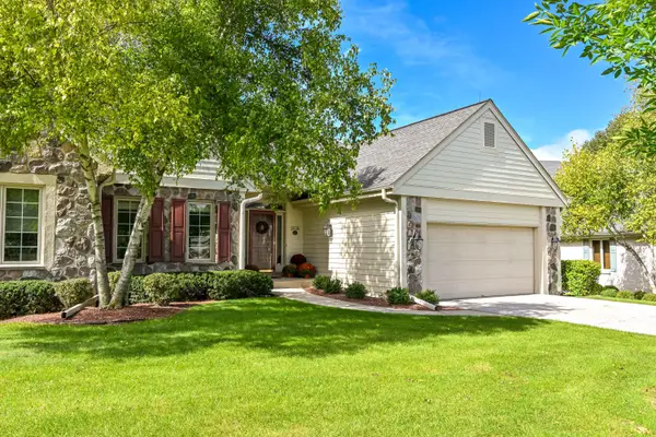 2636 W Lake Forest Ct, Mequon, WI 53092