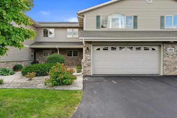 686 Stoney Creek Ct, West Bend, WI 53095